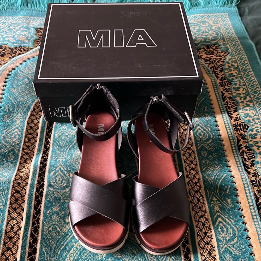 MIA wedges, size 6.5